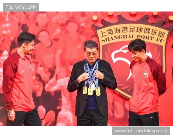 上海海港庆中超三连冠,徐根宝寄语俱乐部“多出人才” 上海海港庆中超三连冠,徐根宝寄语俱乐部“多出人才”